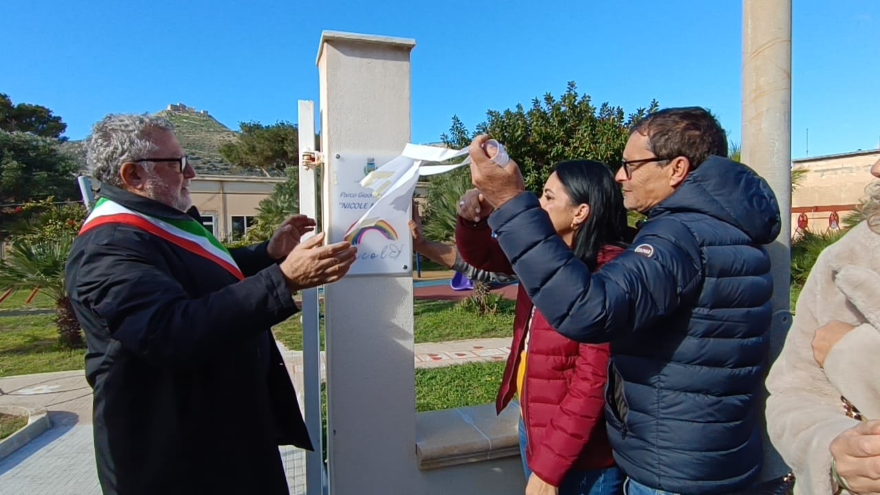 Parco intitolato a Nicole Marino, cerimonia a Favignana alla presenza dei genitori (Interviste)
