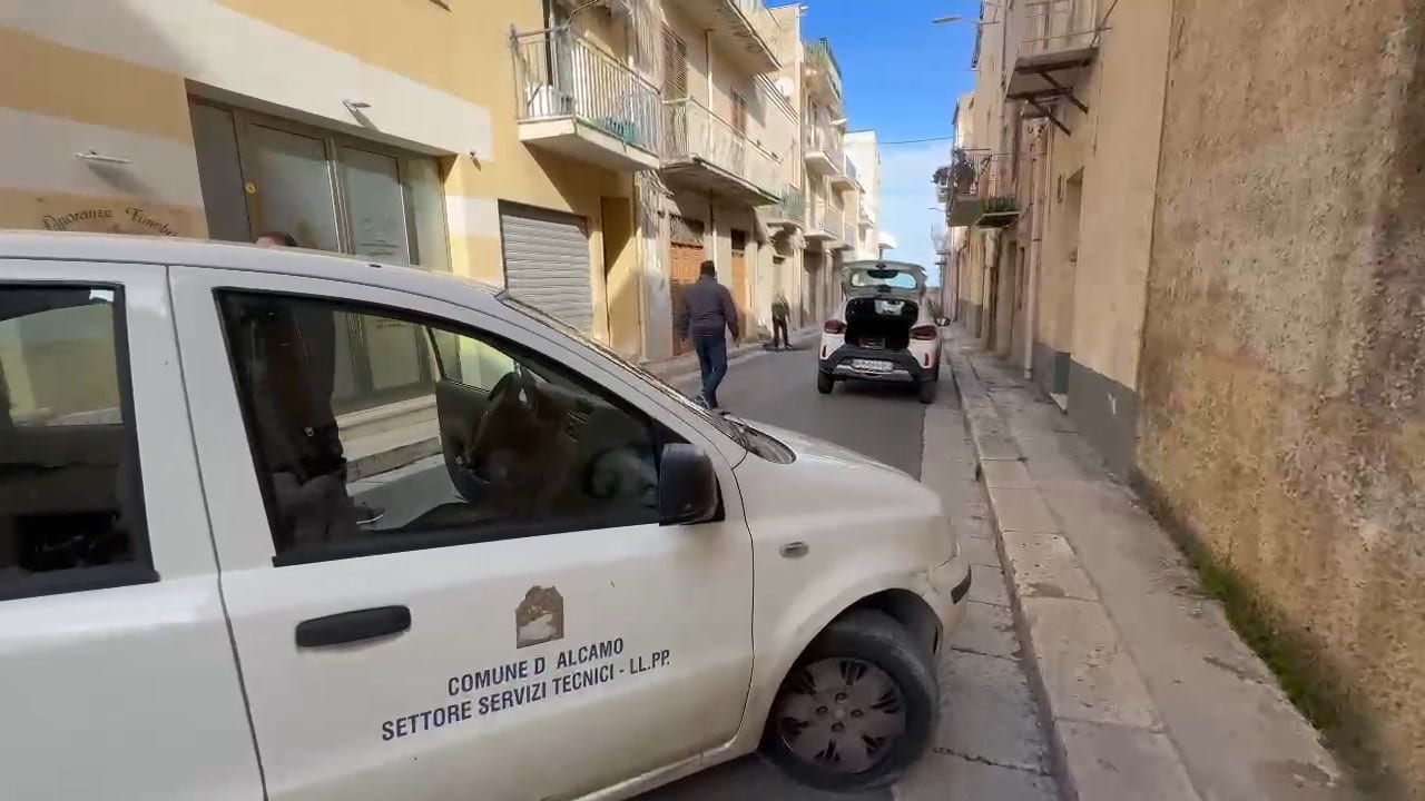 Cede l’asfalto in via Generale Cascino ad Alcamo, strada chiusa per lavori di ripristino