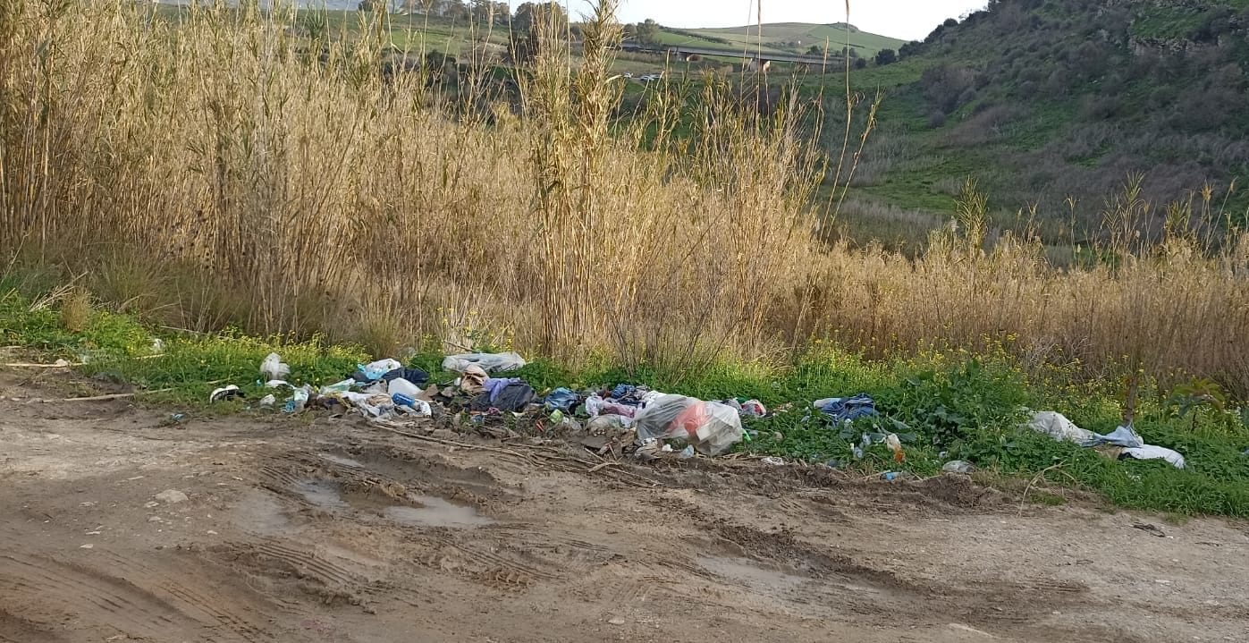 Terme libere di Segesta, l’area parcheggio ridotta ad una discarica