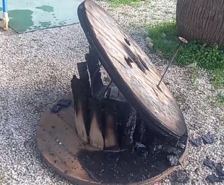 Atto vandalico a Partinico, a fuoco tavolo nella villa intitolata a Roberta Riina