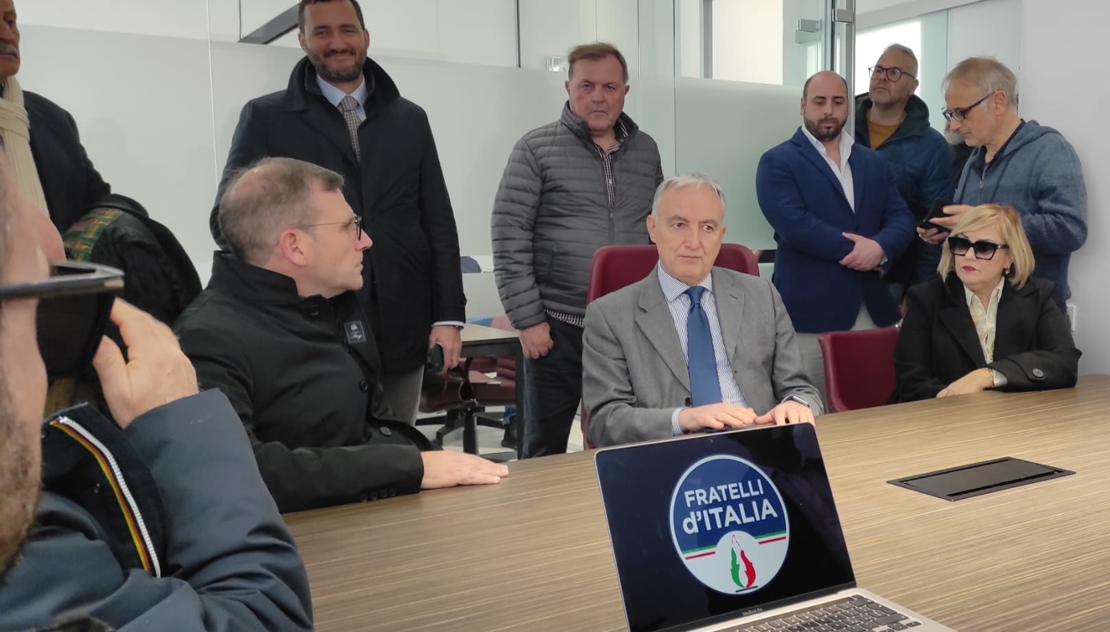 Bica (FdI) apre segreteria a Castellammare: “Pensatoio contro lo scollamento dalla politica” (Intervista)