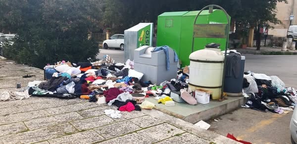 Alcamo, indumenti usati ammassati accanto alle campane di raccolta