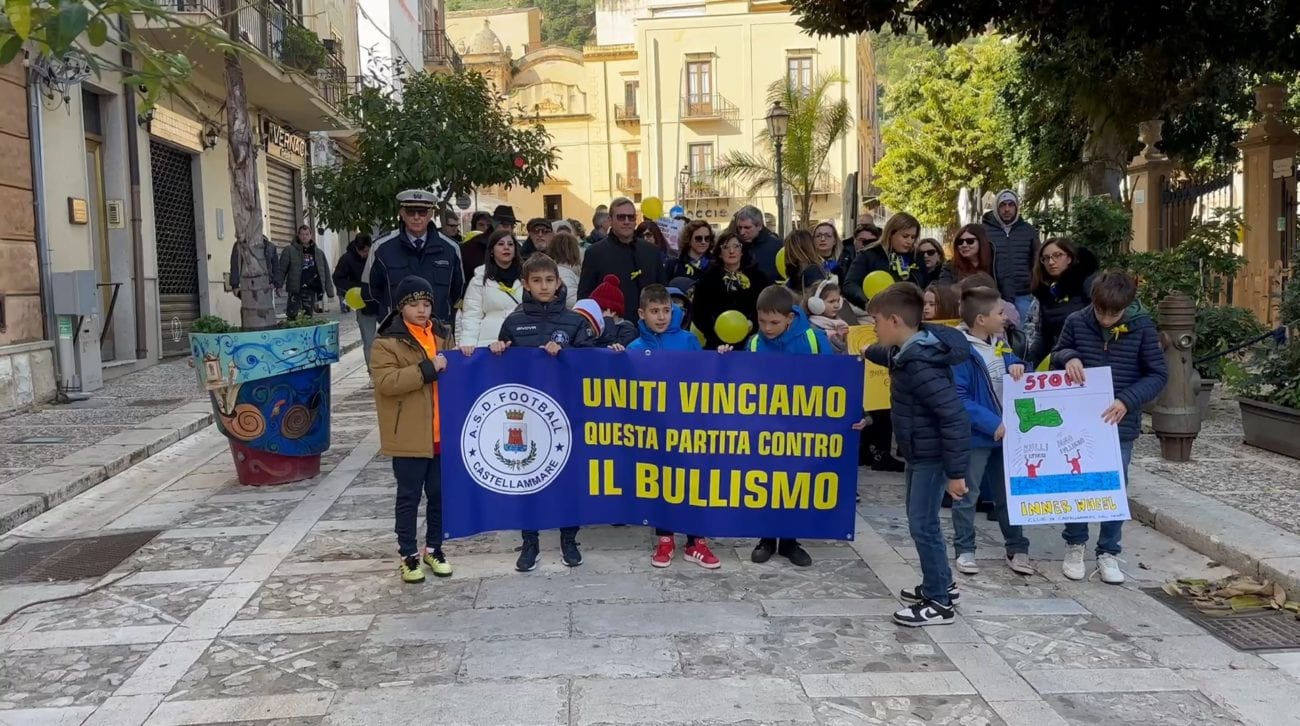 Villa comunale di Castellammare del Golfo, una panchina gialla per dire no ad ogni forma di bullismo (Interviste)