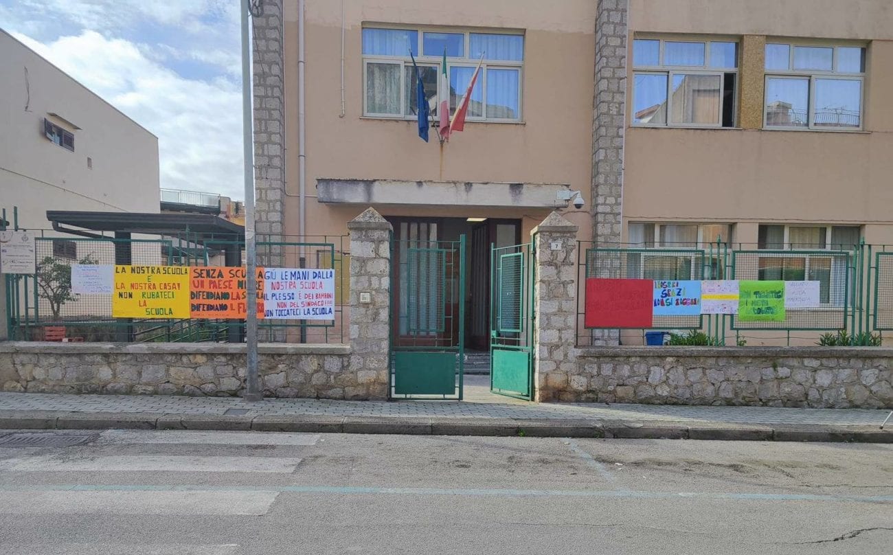 Forti tensioni fra sindaco di Capaci e mondo della scuola. Proteste delle famiglie