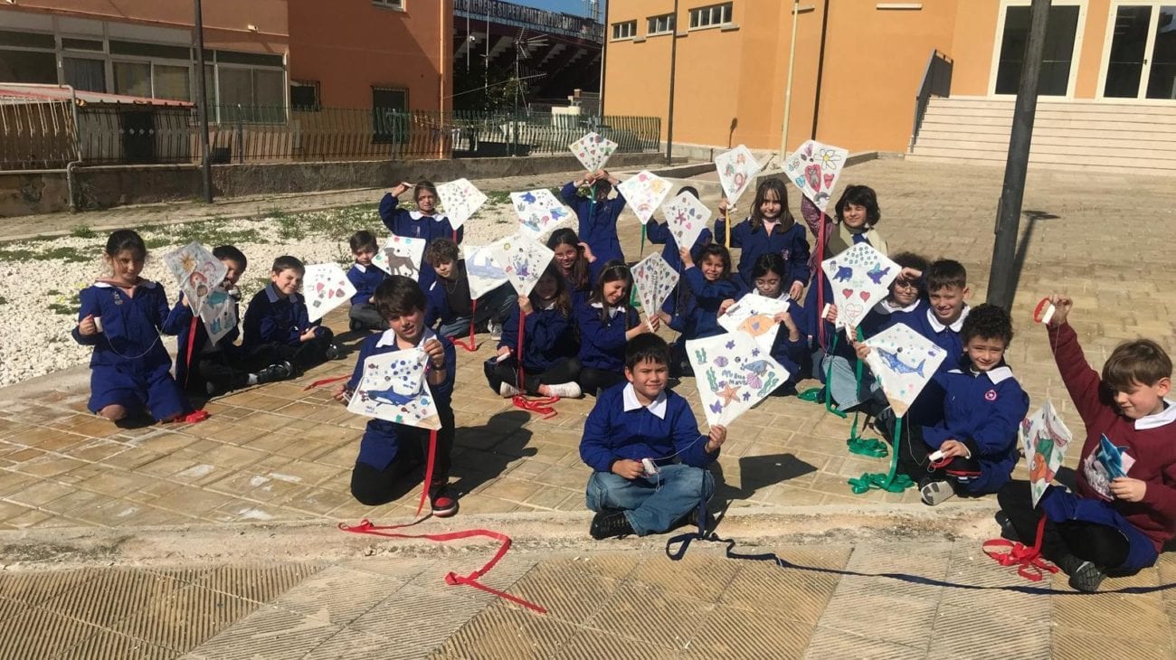 Lancio di aquiloni ad Erice per sensibilizzare i bambini contro il bullismo