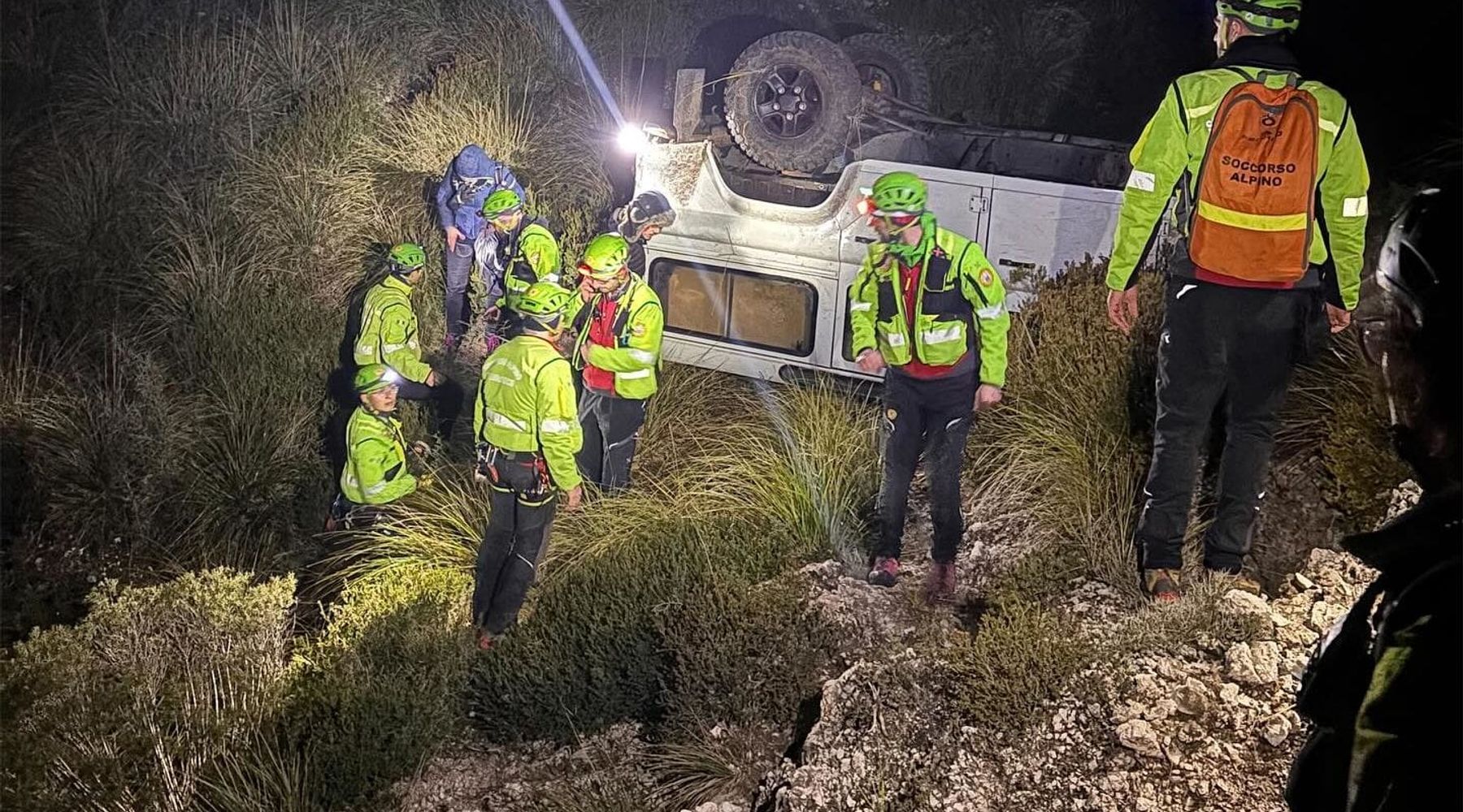 Finiscono fuori strada con l’auto a Montagna Longa , salvati due tedeschi (VIDEO)