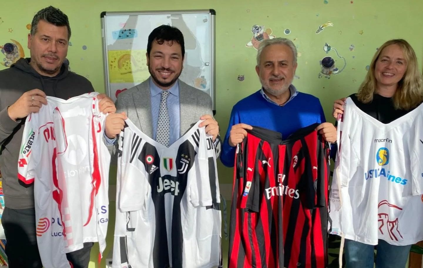 Le maglie dei loro idoli diventano camici. Gioia per bimbi ricoverati al “Sant’Antonio Abate” di Trapani