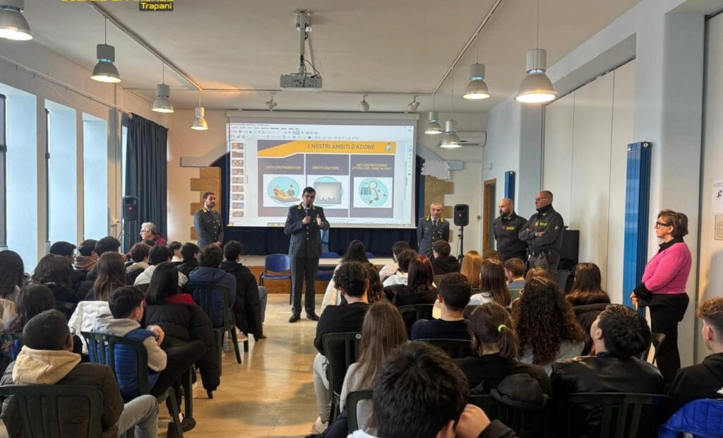La Guardia di Finanza incontra studenti di Castellammare, contrasto al traffico di stupefacenti