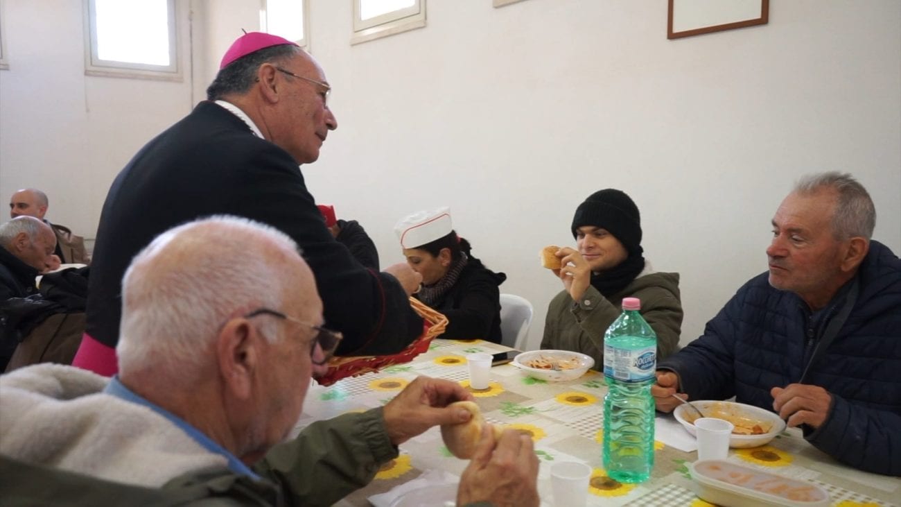 Caritas, mensa ‘La Pira’ a Marsala. Vescovo serve ai tavoli e pranza con i poveri