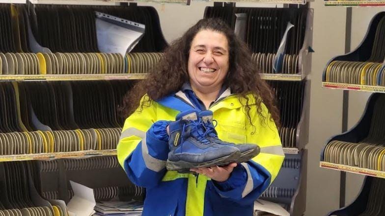 Nuova vita nei parchi gioco per le scarpe usate dai portalettere trapanesi