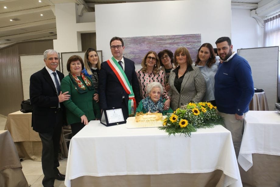 Cento candeline per la “zia Rosetta”, il sindaco Grillo le consegna una targa
