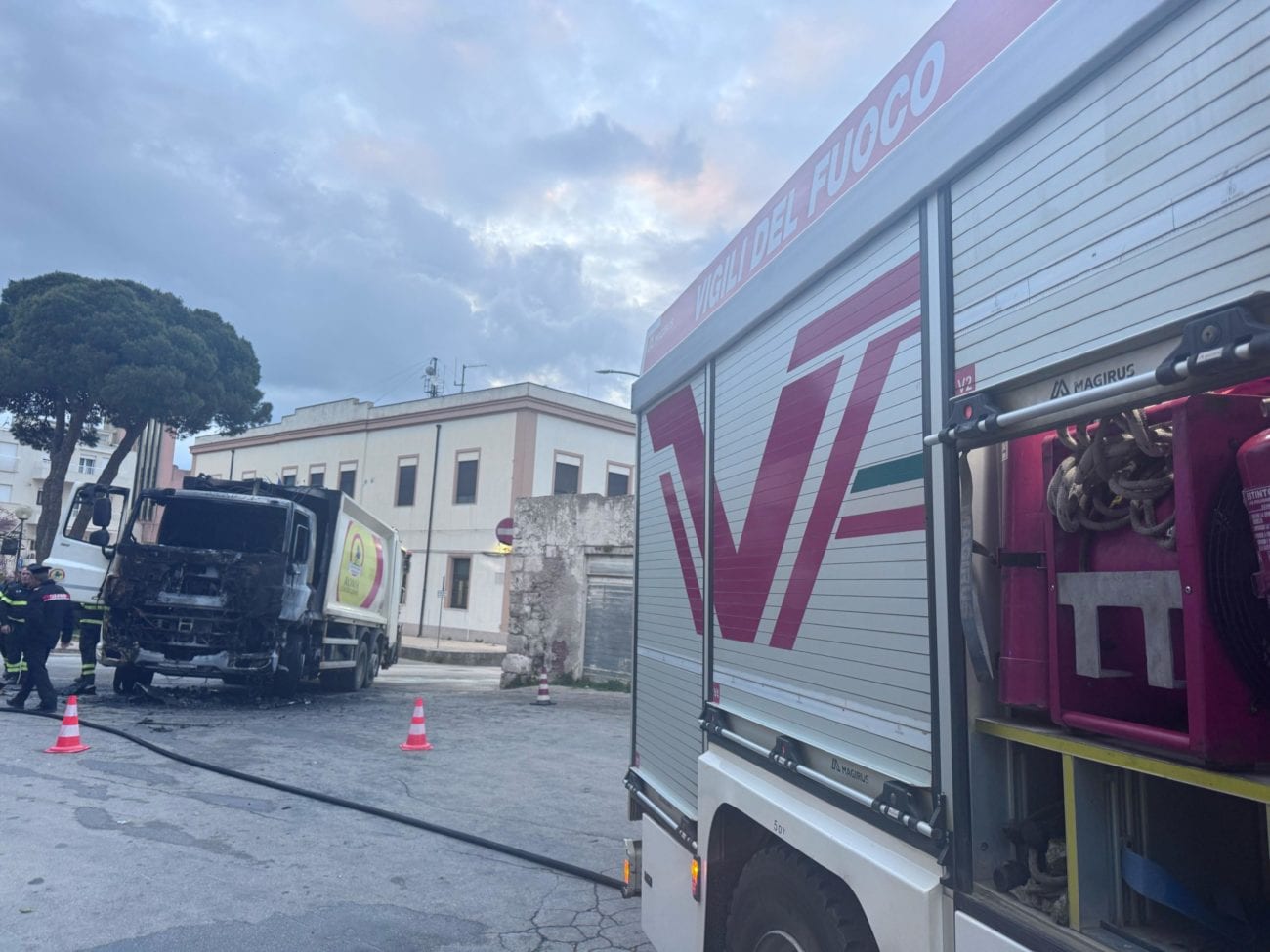 Camion prende fuoco in marcia, ‘fuggi fuggi’ in pieno centro ad Alcamo. Guasto elettrico (VIDEO)