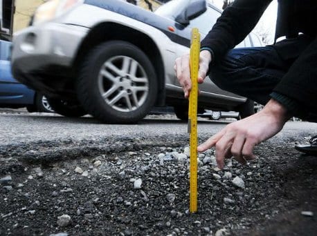 Alcamo-Strade groviera, Comune ripara 600 buche: "Entro Pasqua mille riparazioni"