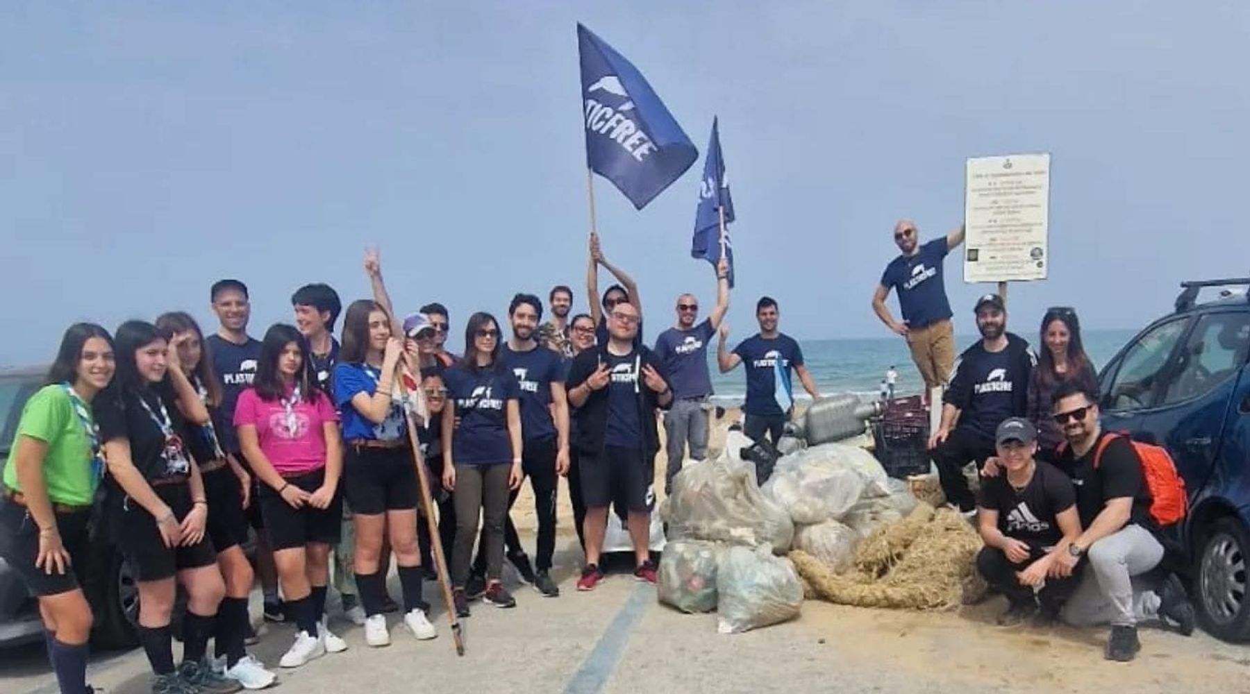 1500 chili di spazzatura raccolti sulla spiaggia Playa di Castellammare