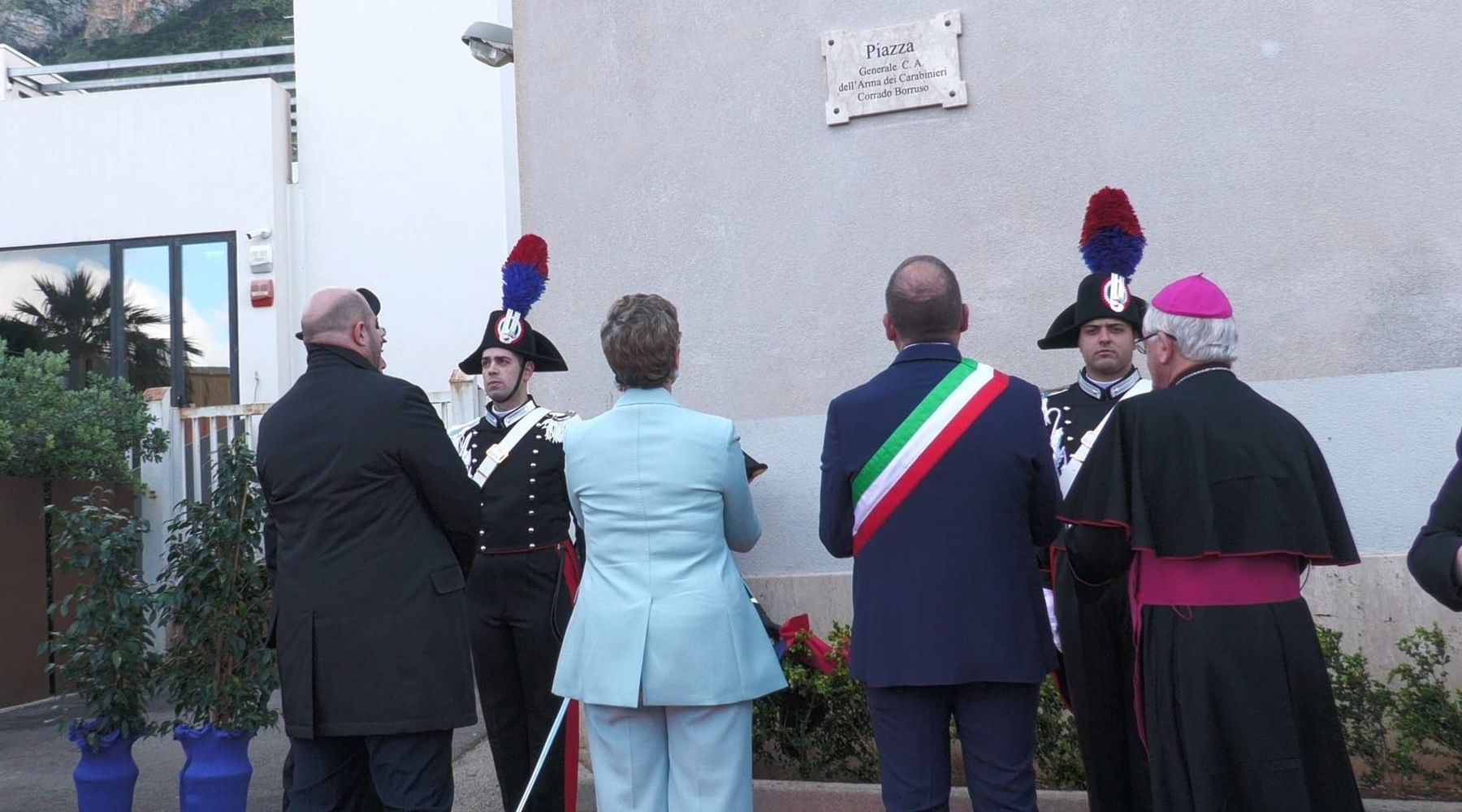 Intitolata piazza di Castellammare a Gen. Borruso. Molto commossi il figlio e il generale Spina (interviste)