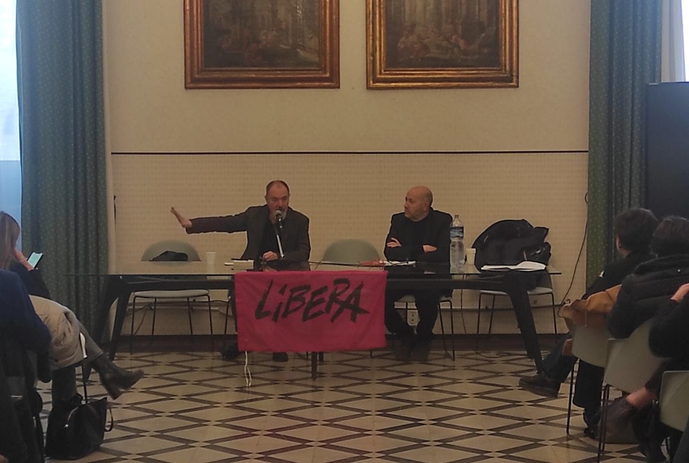 ‘Anche piccole storie per raccontare le stragi’, l’esempio di Carlo Lucarelli (Intervista)