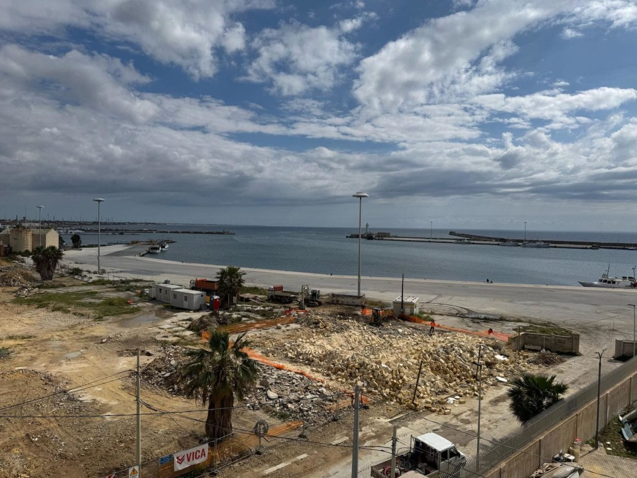 Continuano a Marsala i lavori di riqualificazione del fronte mare, demoliti altri ruderi