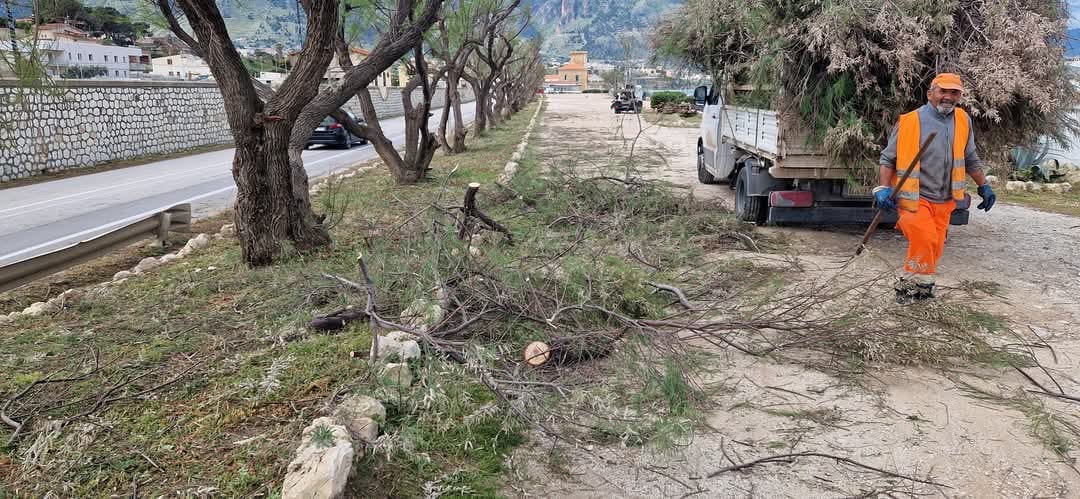 Al via, ad Alcamo Marina, gli interventi per la pulizia della spiaggia. Per i bagnini accordo con Croce Rossa?