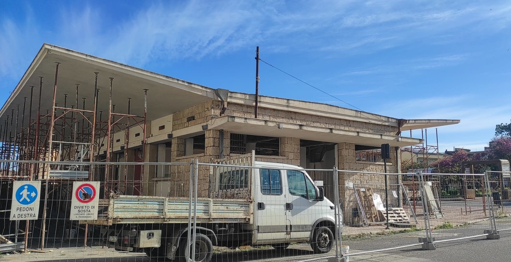 Demolizione o recupero? Dibattito sull’ex autostazione di Alcamo