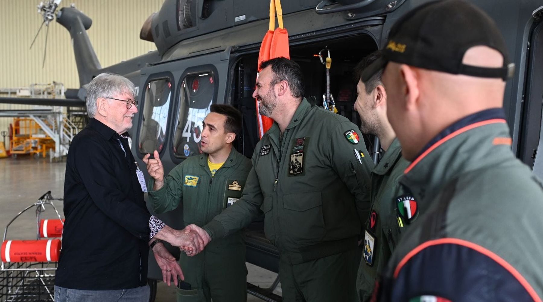 Tedesco salvato dai militari di Birgi, torna per ringraziarli. Commovente cerimonia