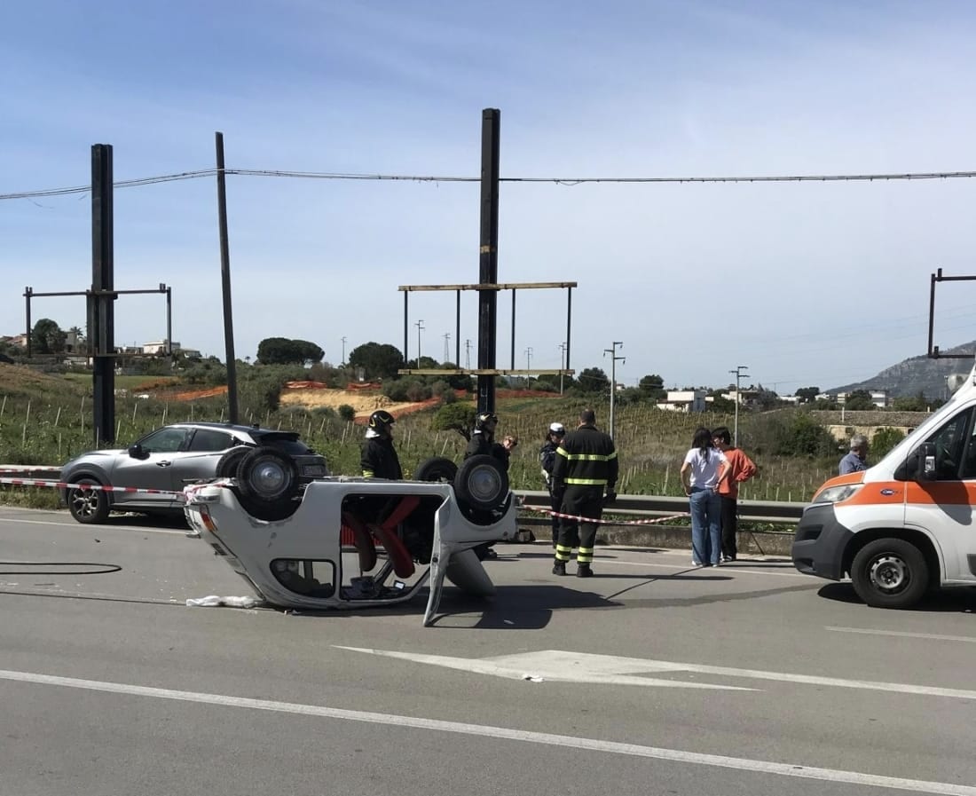 Incidente allo svincolo di Alcamo Est, cappottata un Fiat 500