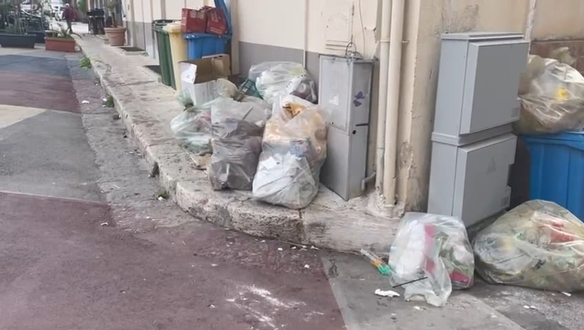 Discarica a cielo aperto in piazza della Repubblica ad Alcamo