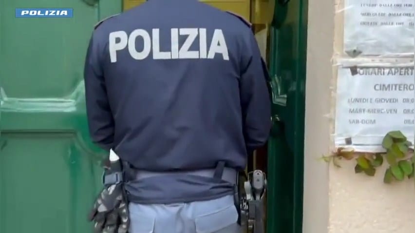 Cimitero di Trapani, favoritismi con un preciso listino prezzi. Indagato medico dell’ASP