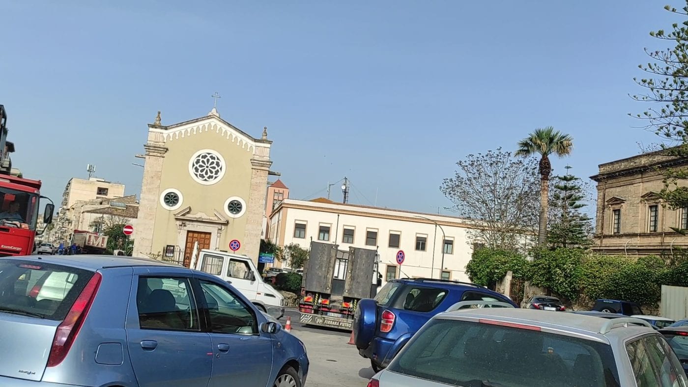 Lavori in piazza Pittore Renda ad Alcamo, caos totale. Oggi ancora peggio con il ‘mercatino’