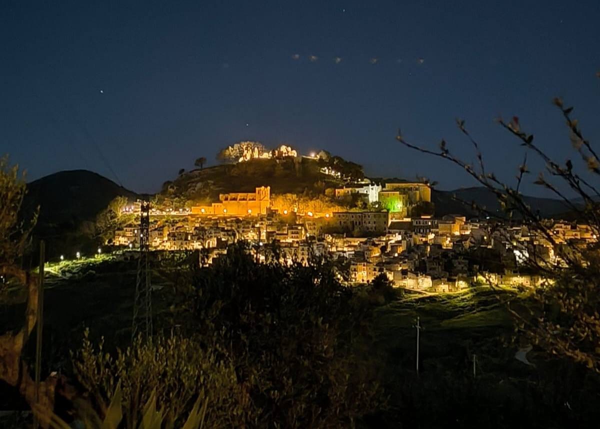 Castello Eufemio di Calatafimi mai così suggestivo, giochi di luce esaltano il maniero