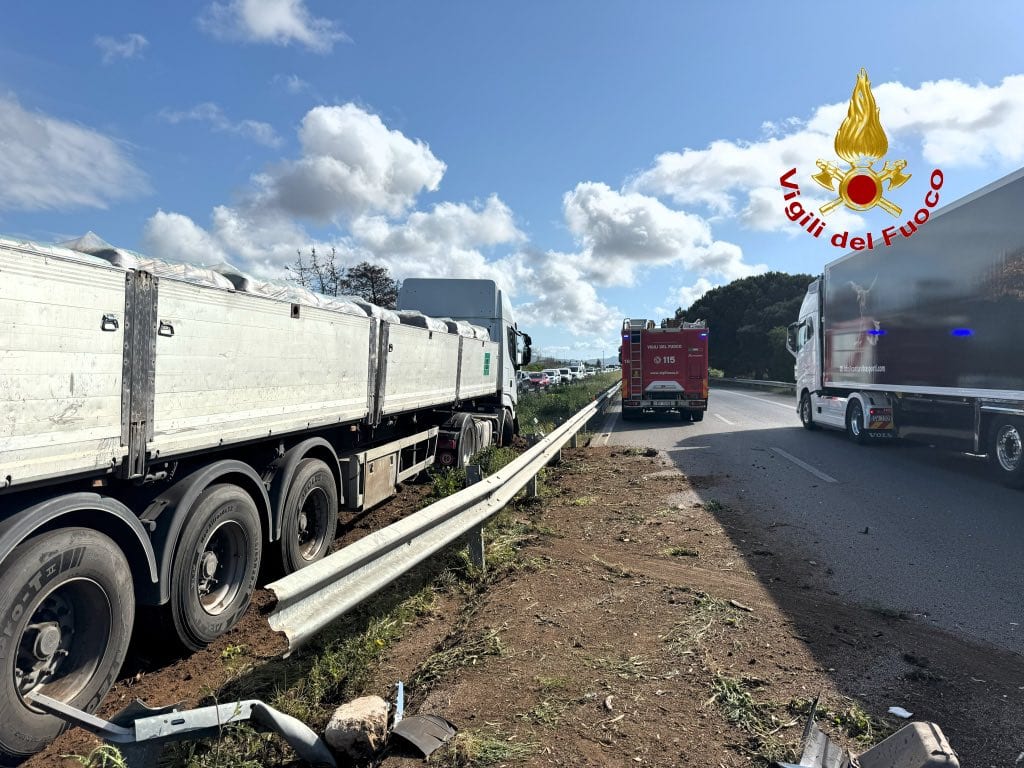 Tir finisce fuori strada, incidente sulla A29 tra Partinico e Balestate