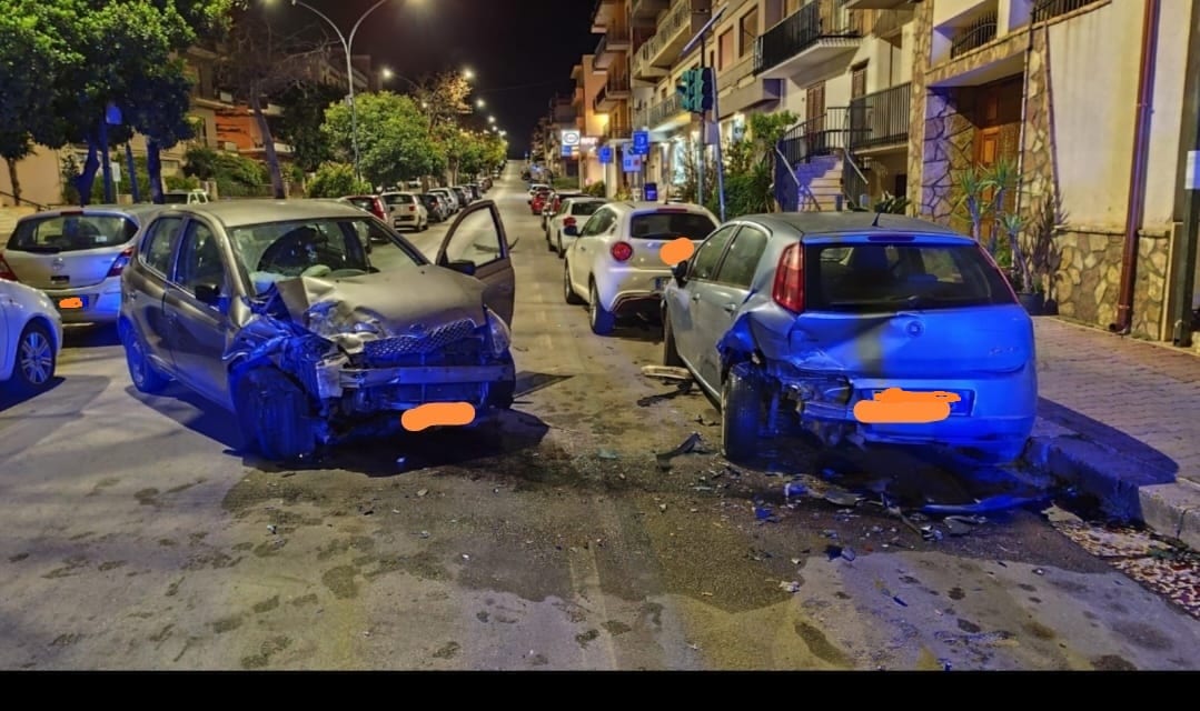 Incidente nella notte nel viale Europa ad Alcamo, solo danni alle auto.