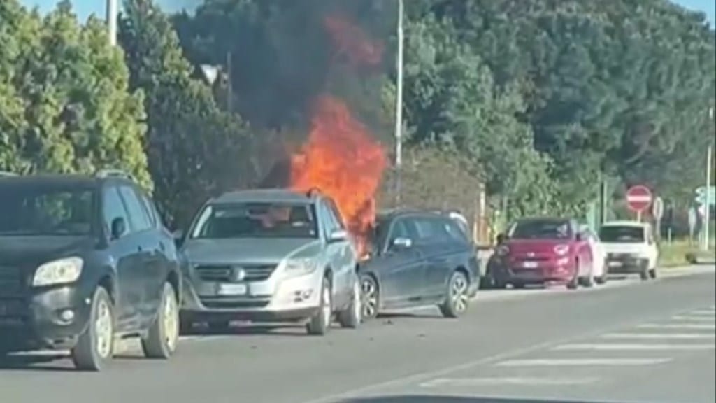 Auto a fuoco ad Alcamo, probabile guasto eletrico