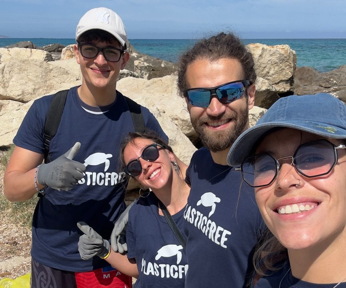 Plastic Free anche a Trapani, trenta sacchi di rifiuti trovati sulla spiaggia