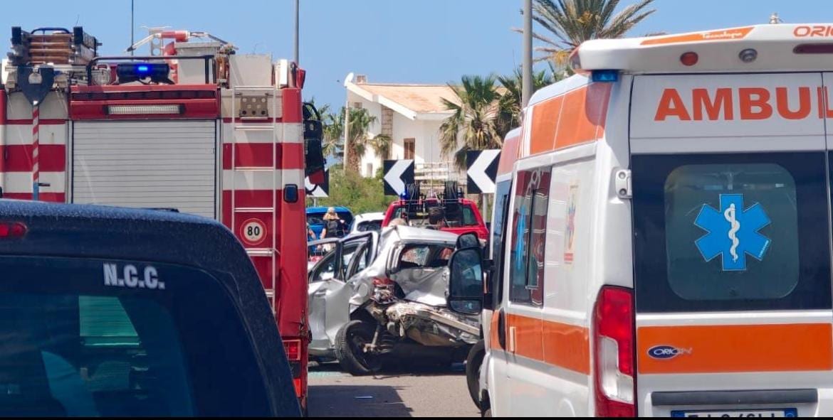 Incidente sulla A29, tre feriti. Turisti vanno a piedi all’aeroporto