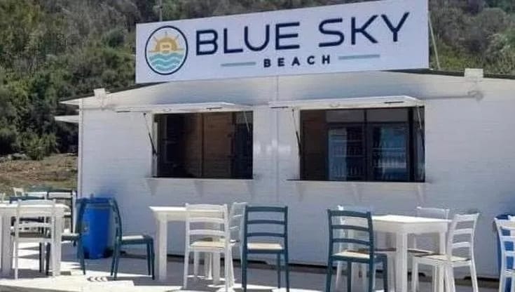 Incendio distrugge il Blu Sky Beach di Terrasini, indagano i carabinieri