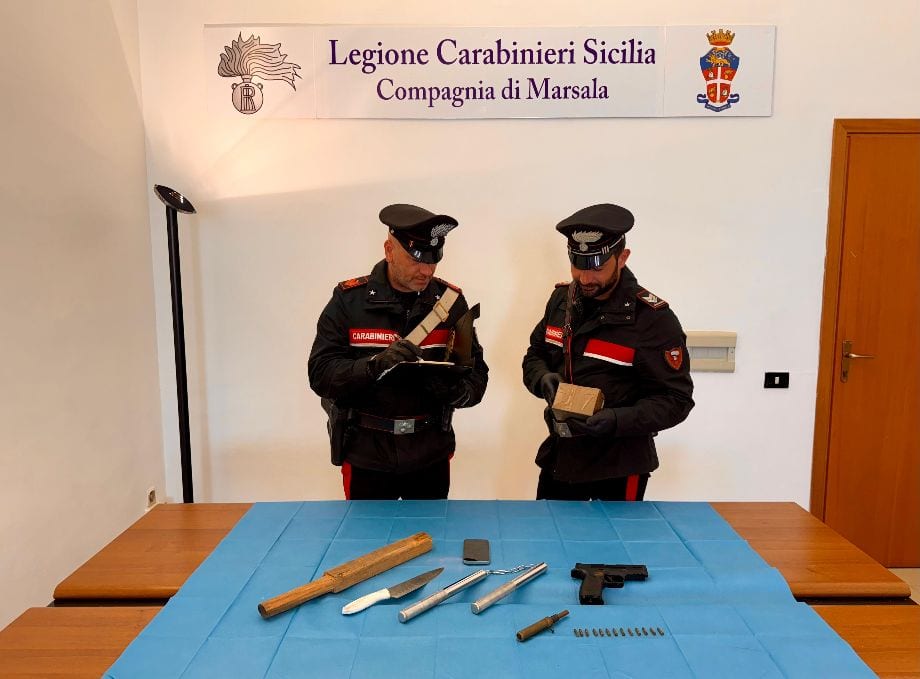 Armato di coltello e bastone ferma e rapina auto, arrestato giovane marsalese