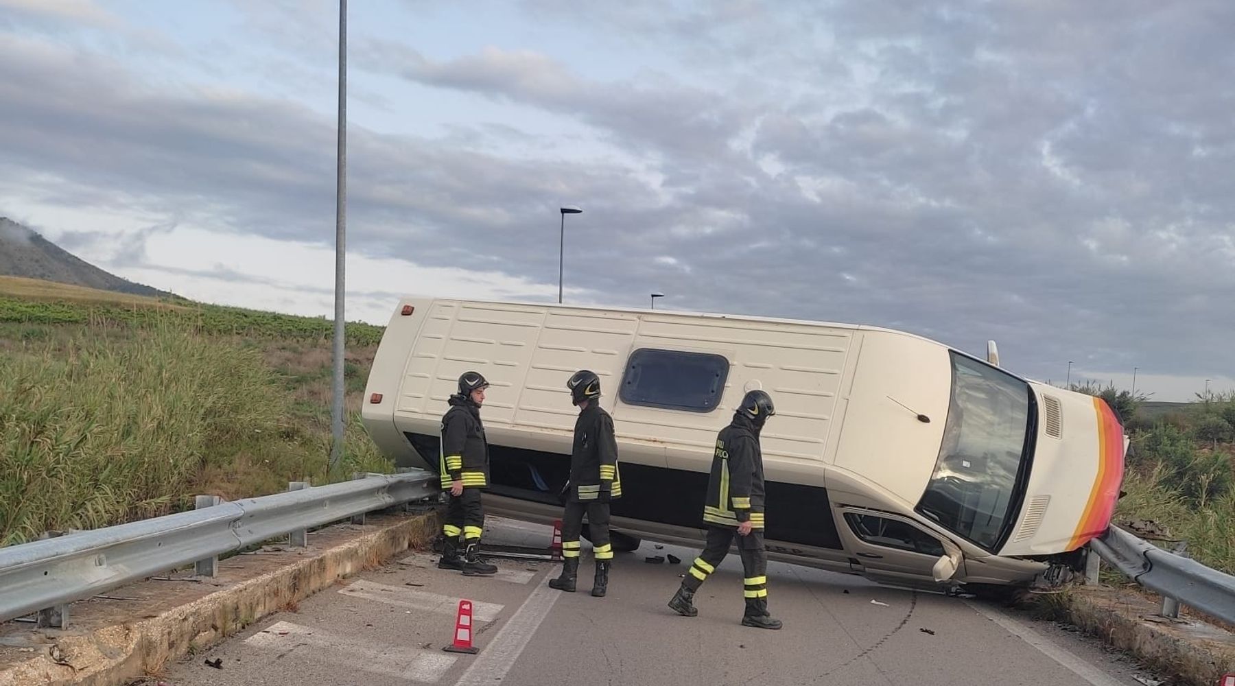 Pullman SAIS cappotta e rimasto incastrato tra i guardarail sulla A29