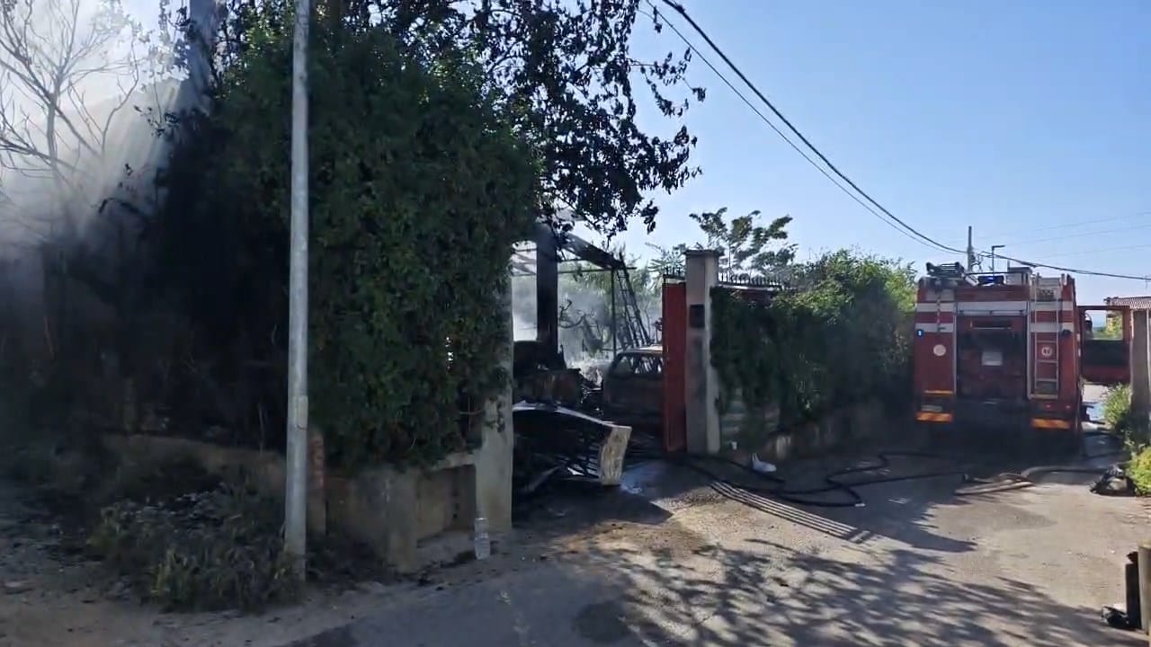 Abitazione di Partinico distrutta da un incendio, indagini in corso