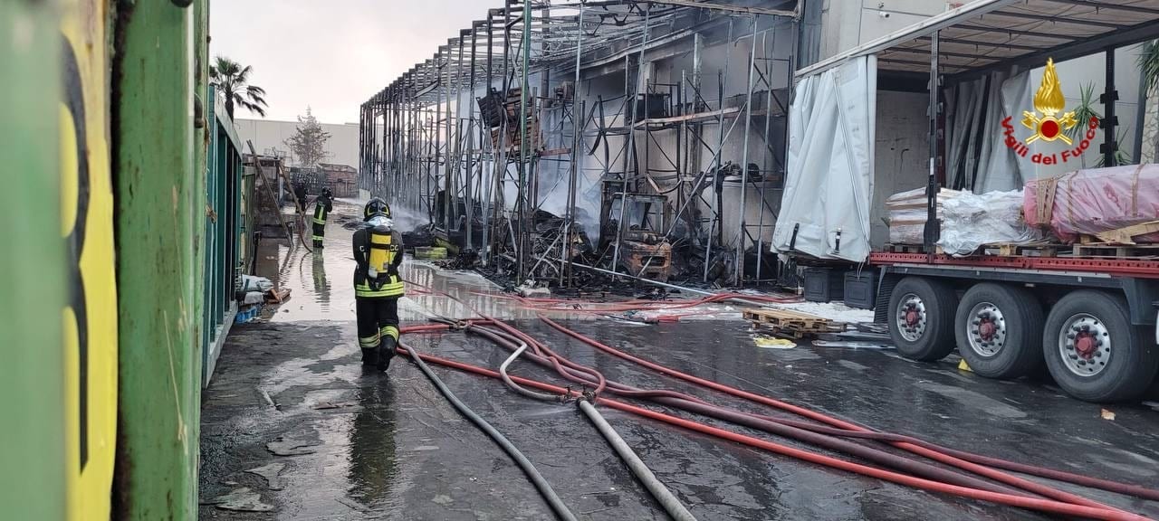 Paura nella notte a Carini, in fiamme un impianto di rifiuti speciali (VIDEO)