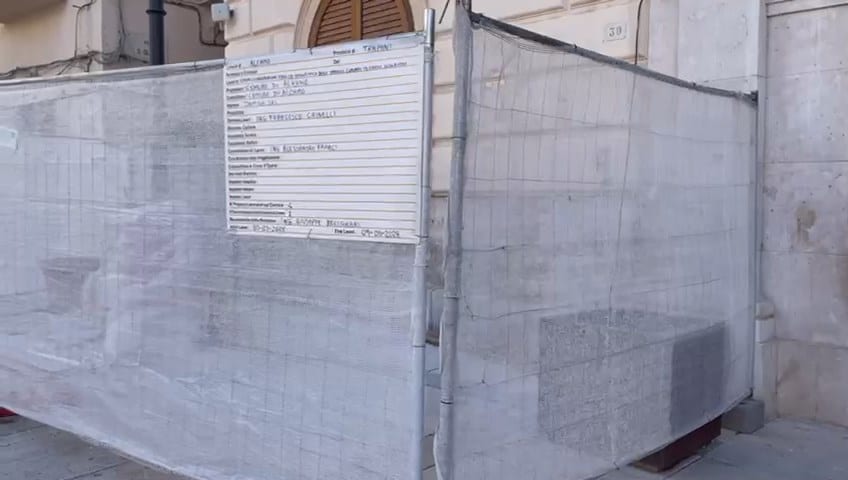 Si sbriciola, anche per le pallonate, la facciata del Municipio di Alcamo