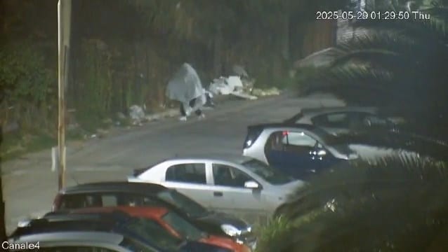 Abbandono rifiuti, vestita da fantasma per non farsi riconoscere (VIDEO)