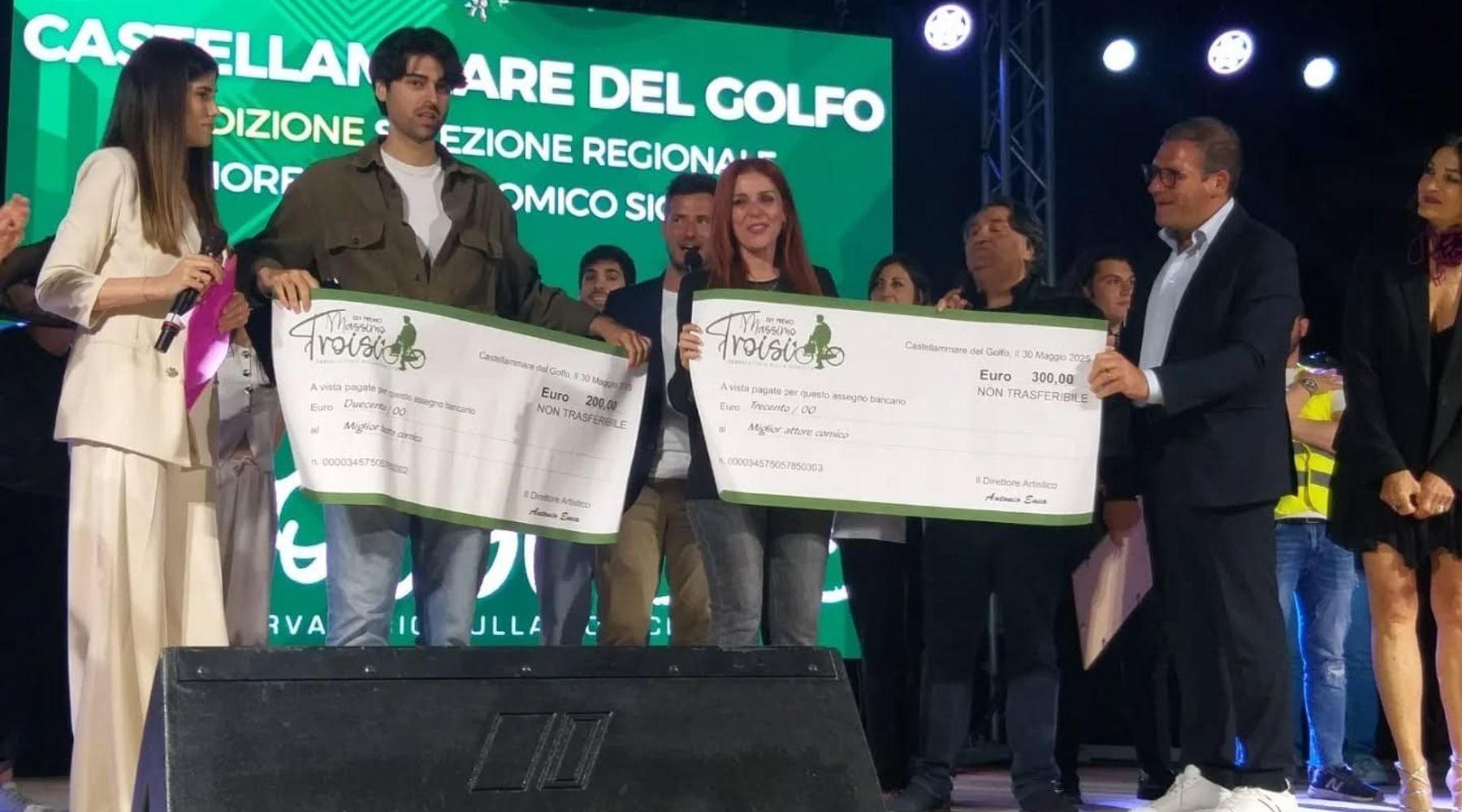 Risate, talento e applausi a Castellammare. Loredana Scalia trionfa al Premio Troisi