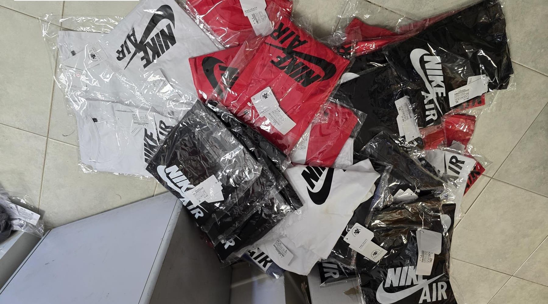 Marchi falsi al mercato di Marsala, sequestrati oltre 750 capi d’abbigliamento