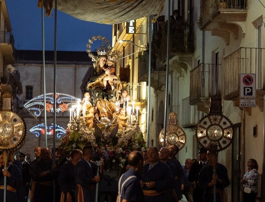 Processione e giochi di fuoco per salutare il festino di Maria SS dei Miracoli di Alcamo (VIDEO)
