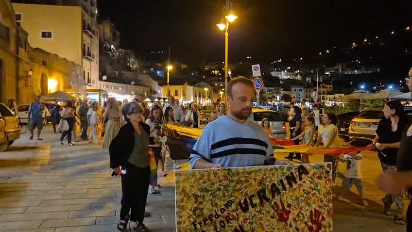 In marcia per la pace, un corteo a Castellammare del Golfo per chiedere il cessate il fuoco (VIDEO)