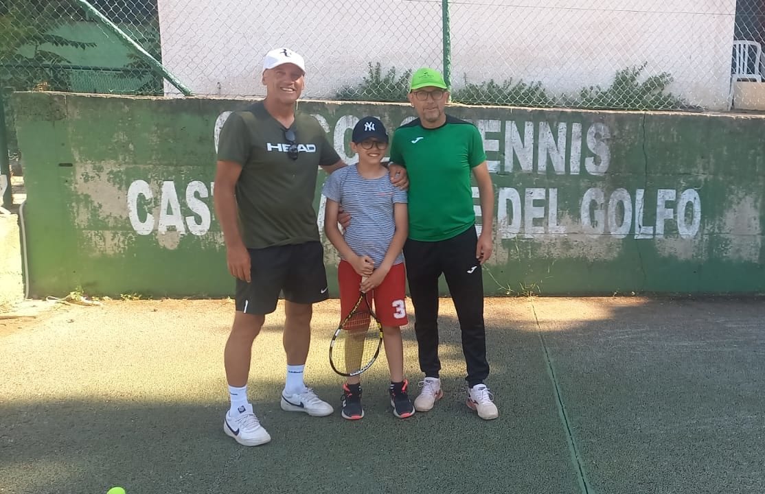 Giovane castellammarese campione regionale di tennis, categoria Super Orange