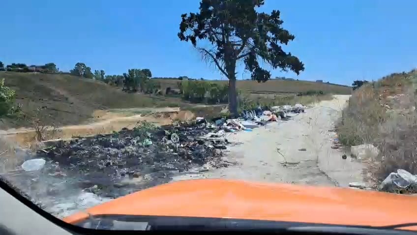 Tre chilometri di discarica abusiva in contrada Vallone Monaco, strada impercorribile (VIDEO)