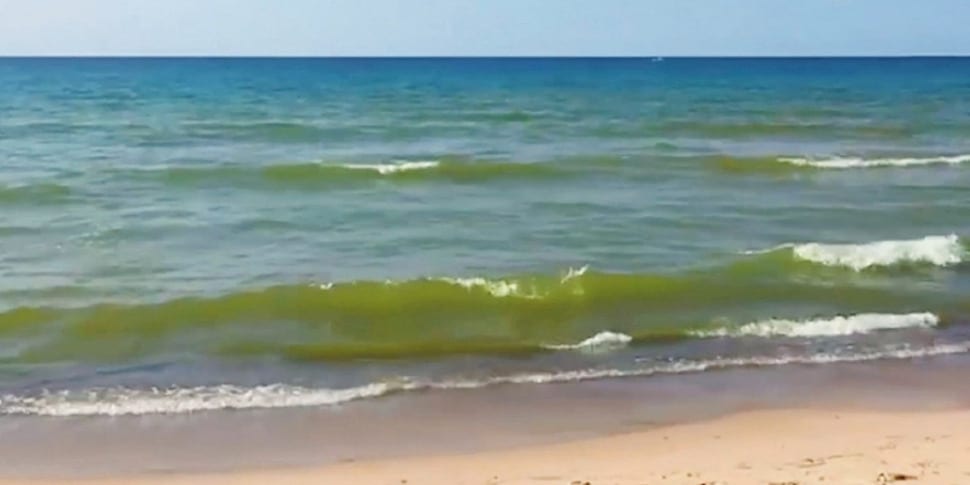 Bollino rosso e acque del mare che cambiano di colore, succede anche nel Golfo di Castellammare