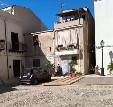 Palchetto in legno a Trappeto smontato dai cittadini, annullati eventi