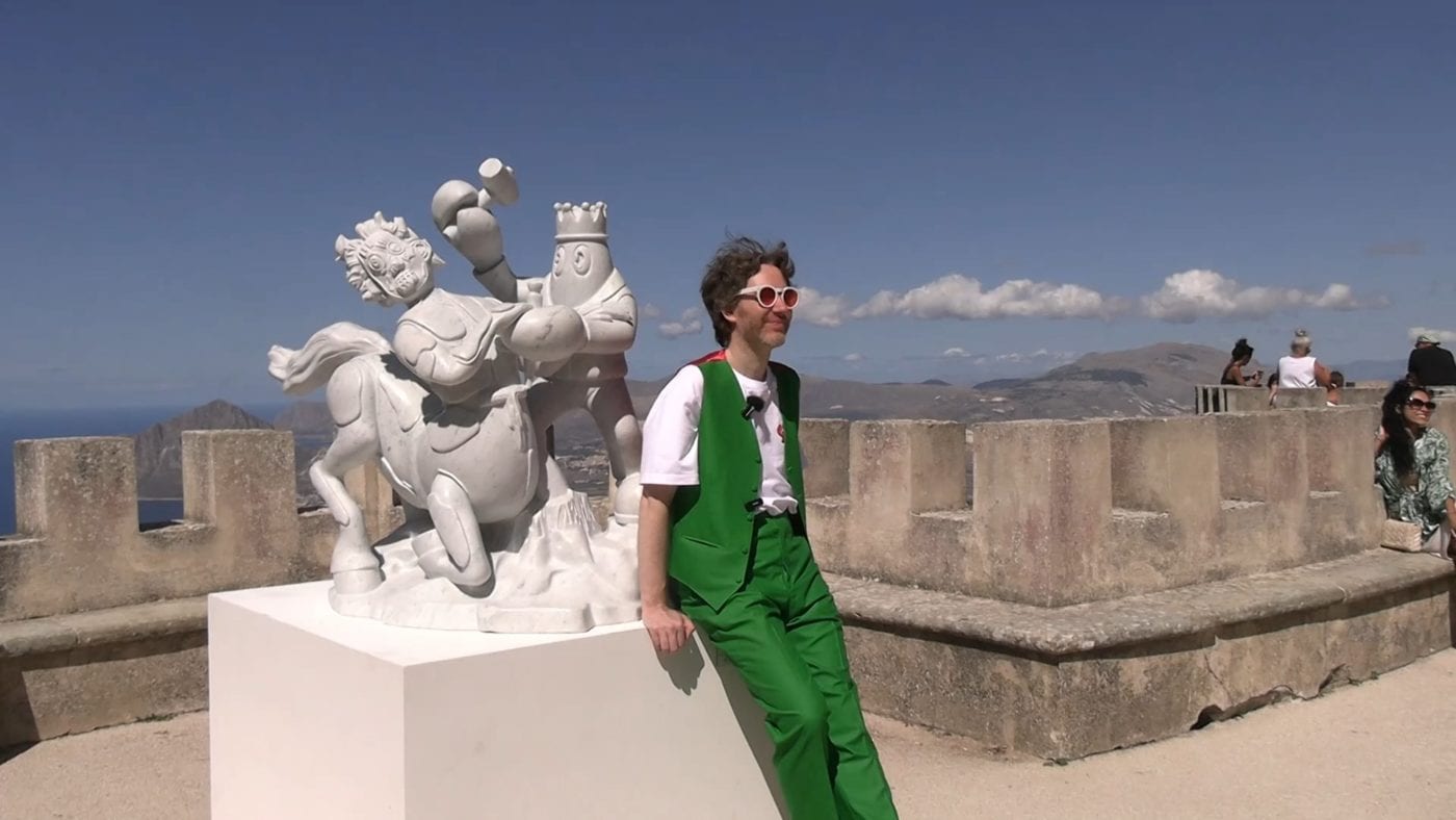 L’antico borgo di Erice si tinge di pop con le aragoste giganti di Colbert (VIDEO)